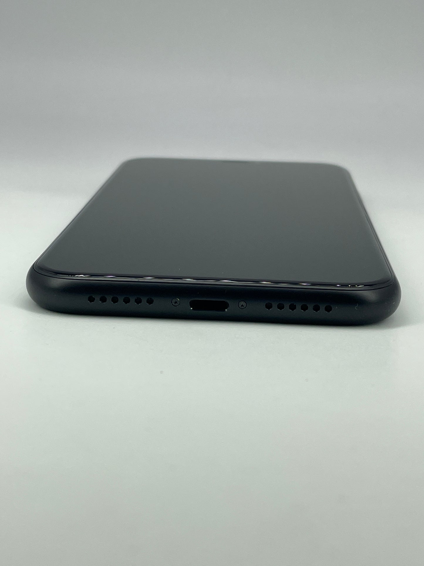 Unlocked Apple iPhone XR 64GB 18.1.1 Black MT3K2LL/A