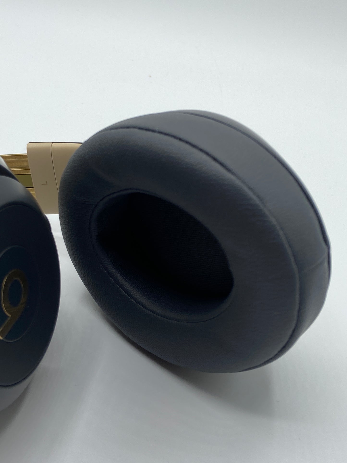 Beats Studio3 Black Gold