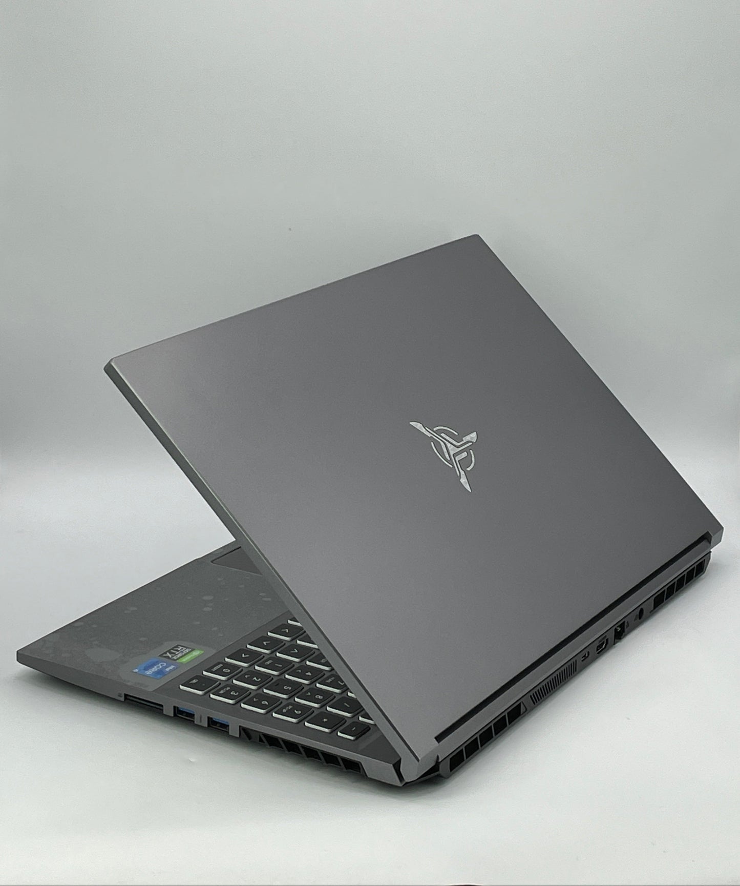 Skytech Gaming LUMI 15.6" i5-12450H 2.4GHz 16GB RAM 1TB SSD GeForce RTX 3050